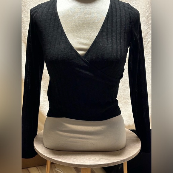 Hollister long sleeve crop top with thumb holes - Picture 2 of 6